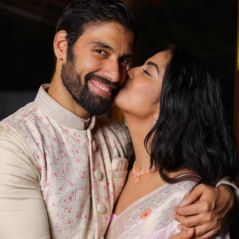 గత కొన్నేళ్లుగా వీరిద్దరు ప్రేమలో ఉన్నారు. ఓ రియాల్టీ షోలో జంటగా పాల్గొన్న వీరు తమ ప్రేమ గురించి బయటపెట్టారు. 2020 నుంచి వీరిద్దరు ప్రేమలో ఉన్నారని.. ఈ ఏడాది జూన్ లో నిశ్చితార్థం చేసుకున్నారు.