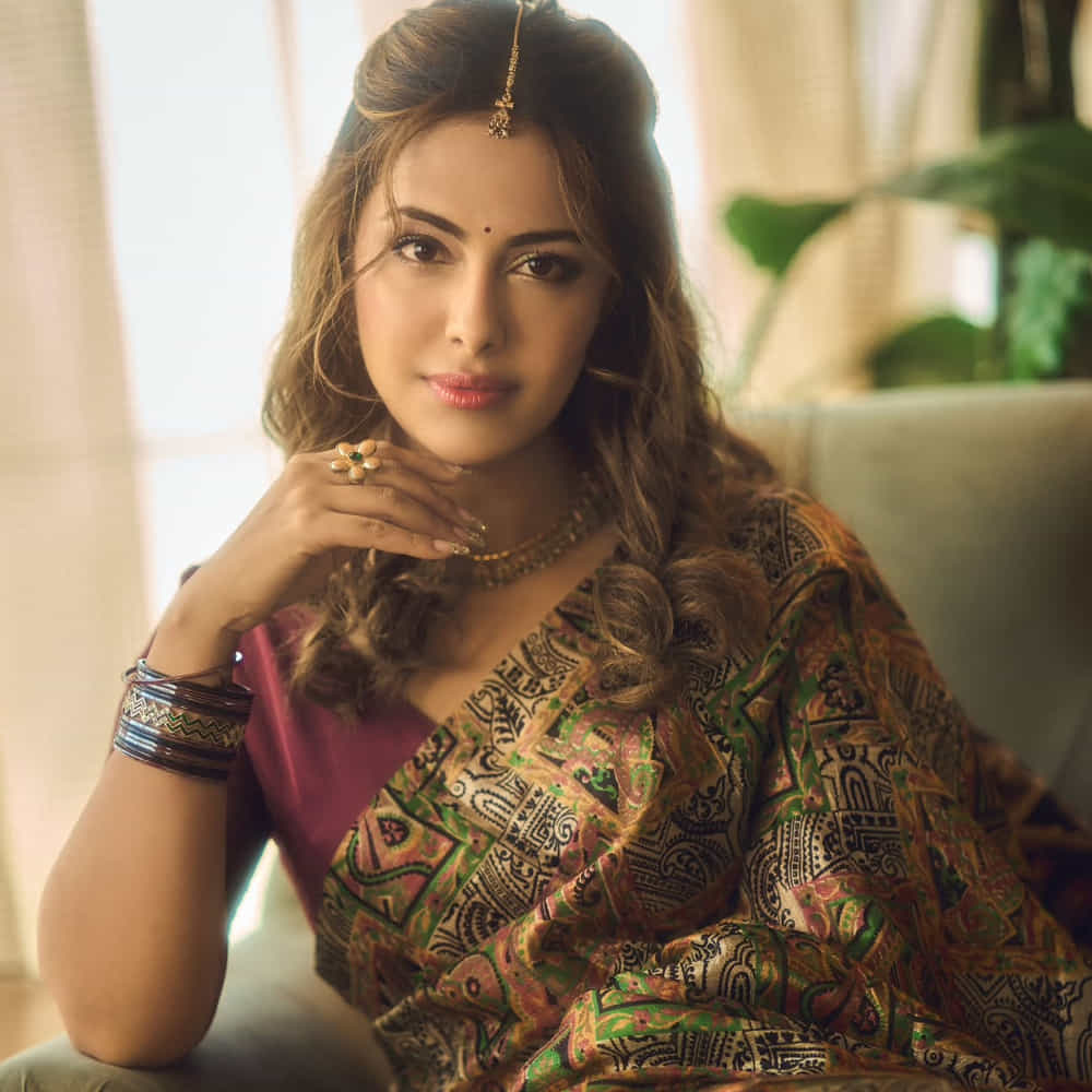 ఆ తర్వాత ఉయ్యాలా జంపాల సినిమాతో కథానాయికగా మారింది. ఈమూవీకి మంచి రెస్పాన్స్ వచ్చింది. ఆ తర్వాత తెలుగులో వరుస హిట్స్ అందుకుంది. కానీ అనుకున్నంత బ్రేక్ మాత్రం రాలేదు. యంగ్ హీరోల సరసన అనేక చిత్రాల్లో నటించింది.