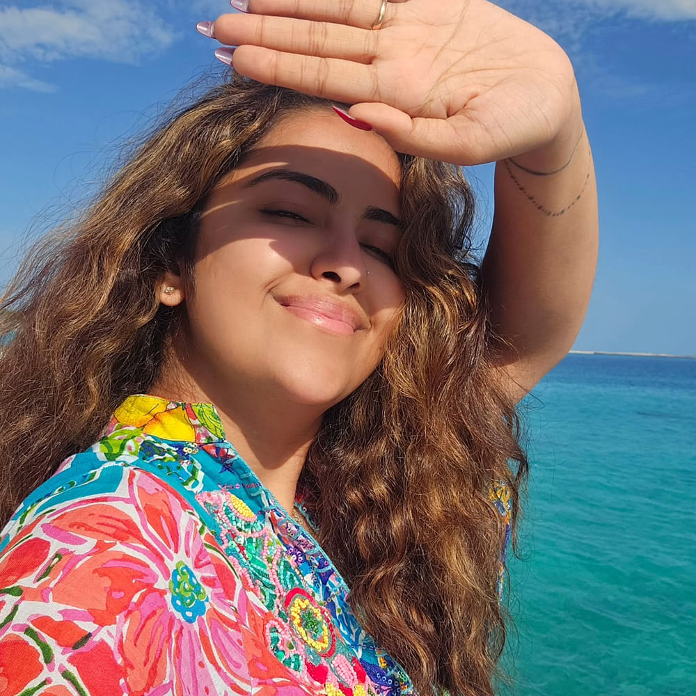 చిన్నారి పెళ్లి కూతురు సీరియల్ తో తెలుగు వారికి బాగా దగ్గరయ్యింది అవికా గోర్. ఆ తర్వాత రాజ్ తరుణ్ నటించిన ఉయ్యాలా జంపాల సినిమాతో హీరోయిన్ గా వెండితెరకు పరిచయమైంది. ఈ సినిమా మంచి విజయాన్ని అందుకుంది.