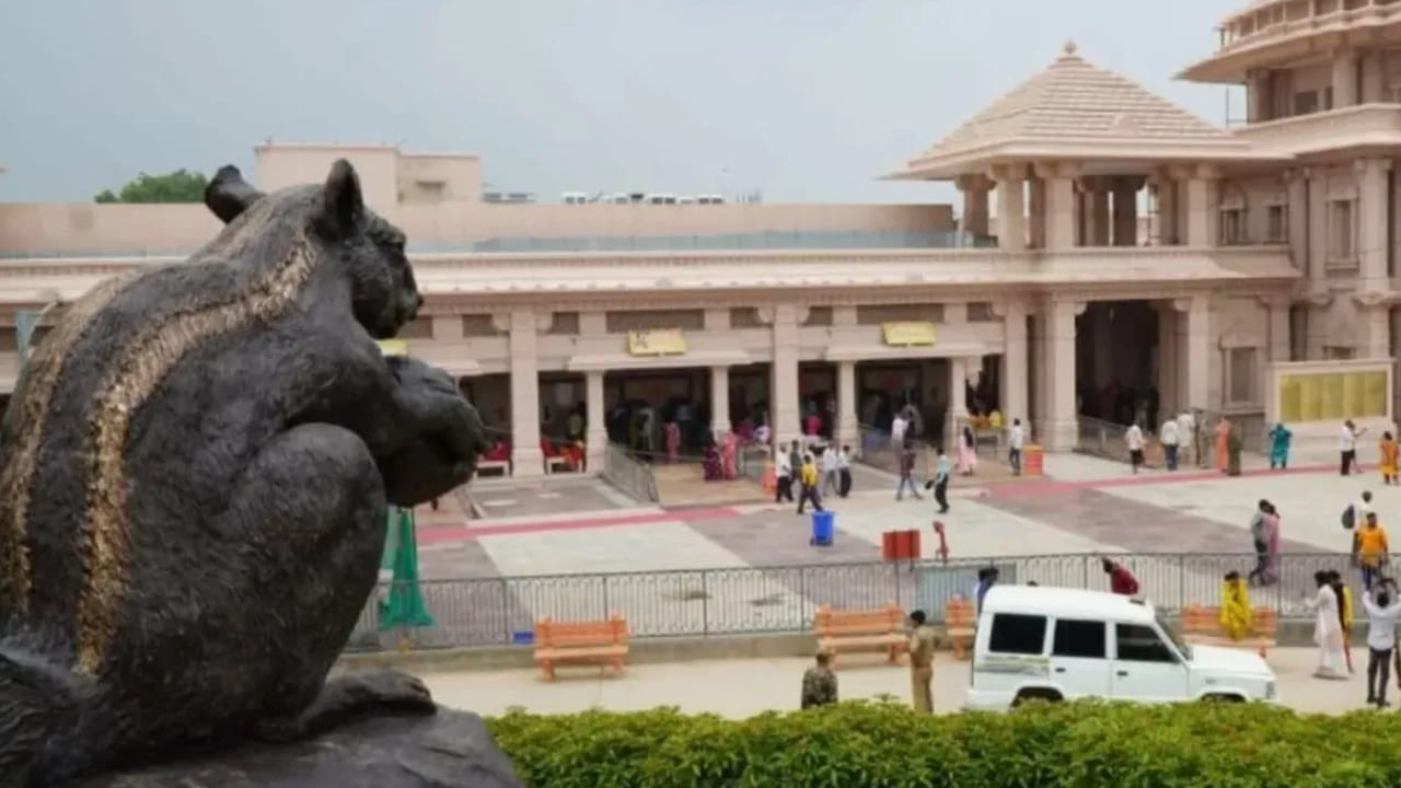 Ayodhya: రామాలయాన్ని చూస్తున్న ఉడుత విగ్రహం ఏర్పాటు.. రామాయణంలో ఈ చిరు జీవి పాత్ర ఏమిటో తెలుసా..