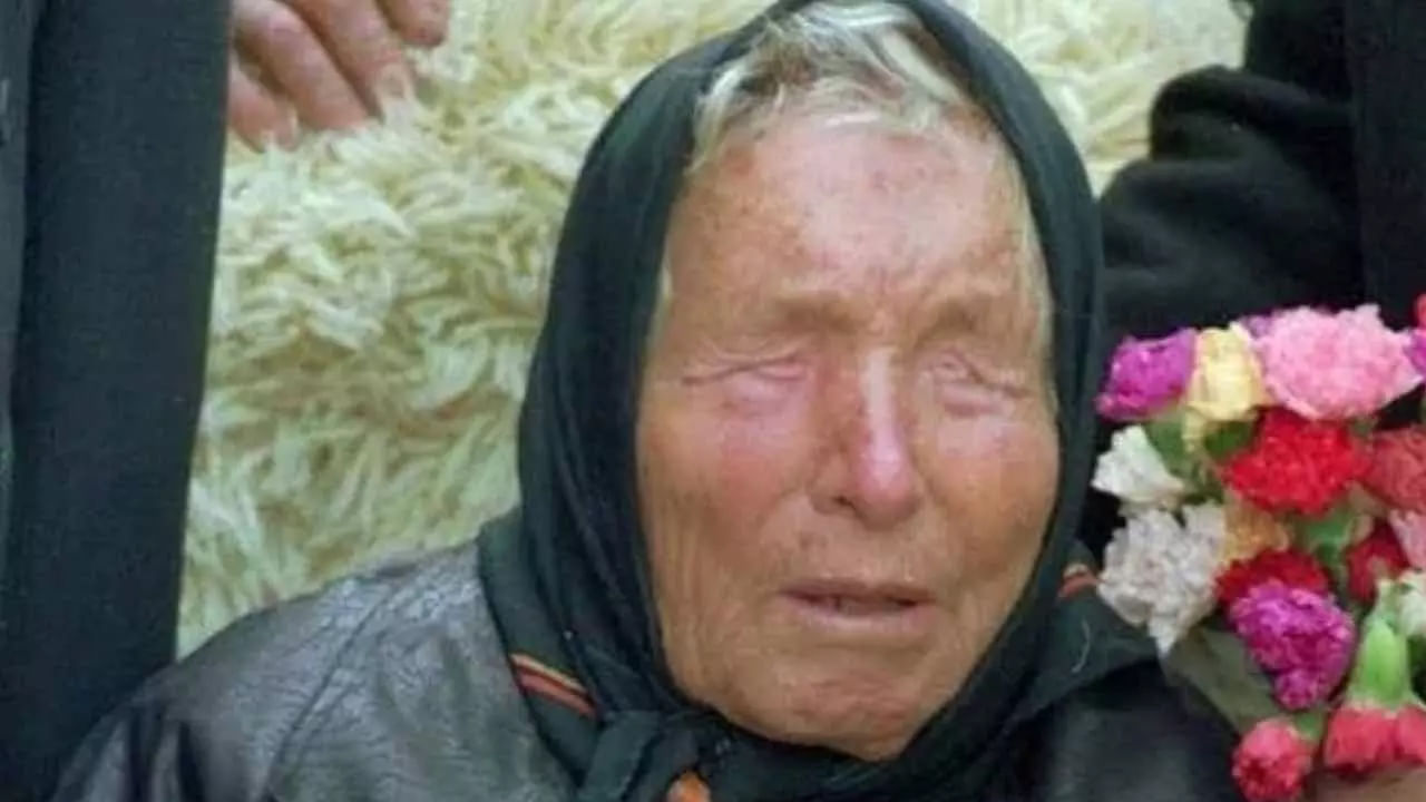 ప్రస్తుతం AI అనేది పరుగులు పెడుతుంది.అయితే 2026 నాటికి అది మరింత విస్తరించడమే కాకుండా, ఏఐ గణనీయమైన పురోగతి సాధించి, మానవ వాళిపై దాని అధిపత్యం చేలాయిస్తుందని బాబా వంగా అభిప్రయాం వ్యక్తం చేశారు. అంతే కాకుండా దీని వలన అనేక పరిణామాలు ఎదుర్కోవాల్సి వస్తుందంట.