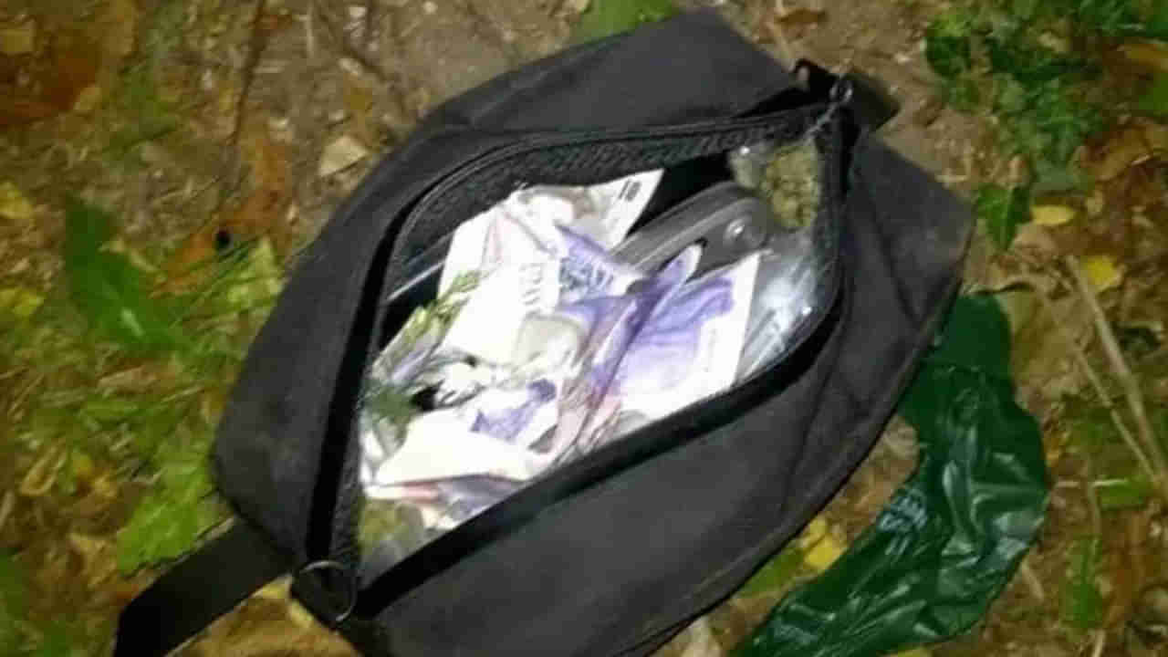 Telangana: రోడ్డుపై వెళ్తుండగా ఆటోడ్రైవర్‌కు కనిపించిన చిన్న బ్యాగ్.. ఓపెన్ చేసి చూడగా..