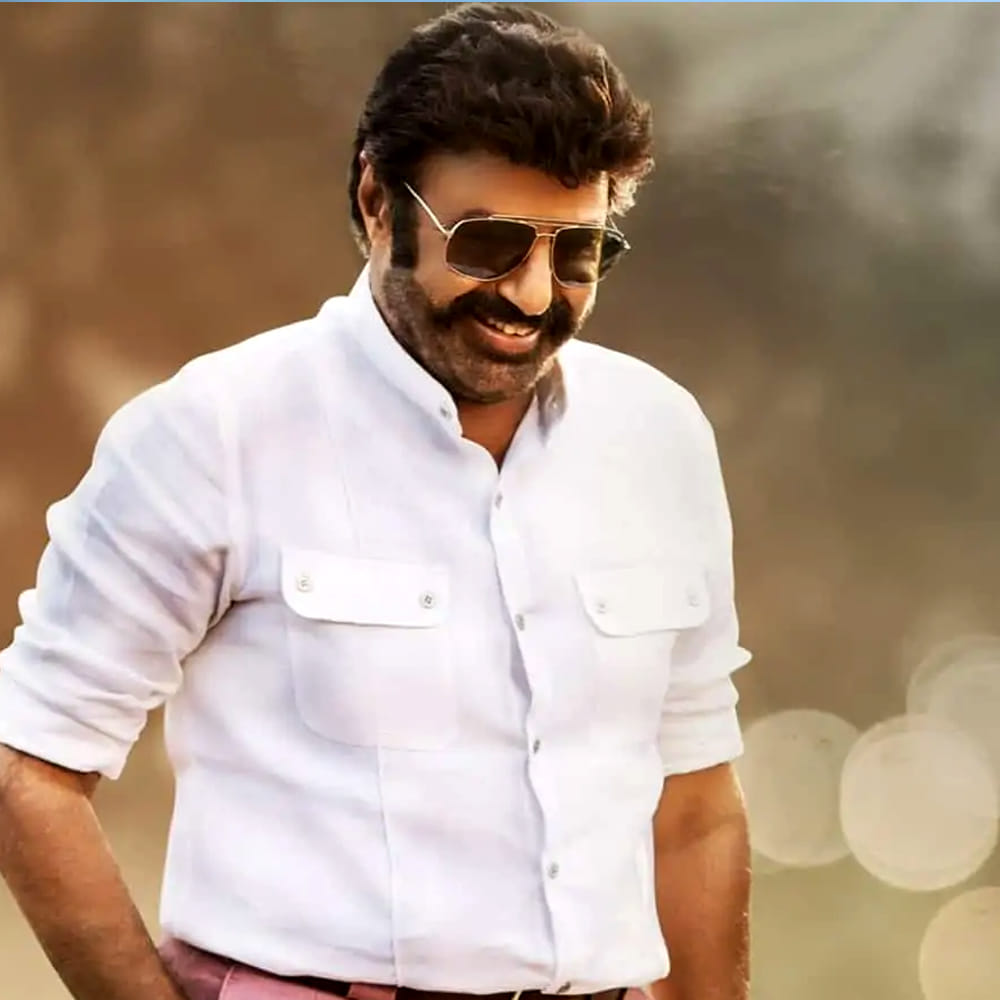 ఇదిలా ఉంటే బాలకృష్ణ కెరీర్ లో ఎన్నో సూపర్ హిట్ సినిమాల్లో నటించారు. అలాగే ఎంతో మంది హీరోయిన్స్ తో కలిసి నటించారు బాలకృష్ణ. అయితే బాలకృష్ణకు తల్లిగా, భార్యగా నటించిన హీరోయిన్స్ కూడా చాలా మంది ఉన్నారు. వారిలో ఈ హీరోయిన్ ఒకరు. ఆమె ఒకే ఒక్క సినిమాతో బ్లాక్ బస్టర్ హిట్ అందుకుంది. 