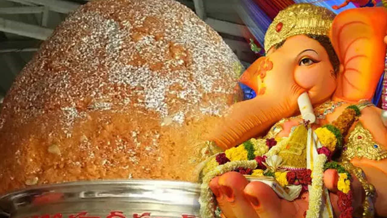 రాయదుర్గంలోని మై హోమ్ భుజ అపార్ట్మెంట్స్లో జరిగిన వేలం అందరి దృష్టిని ఆకర్షించింది. గత సంవత్సరం రూ. 29 లక్షలకు బిడ్ను గెలుచుకున్న ఇల్లందు గణేష్ మరోసారి గణపతి చేతిలోని లడ్డూను సొంతం చేసుకున్నాడు. ఈసారి రూ. 51,07,777 ధర పలికింది.