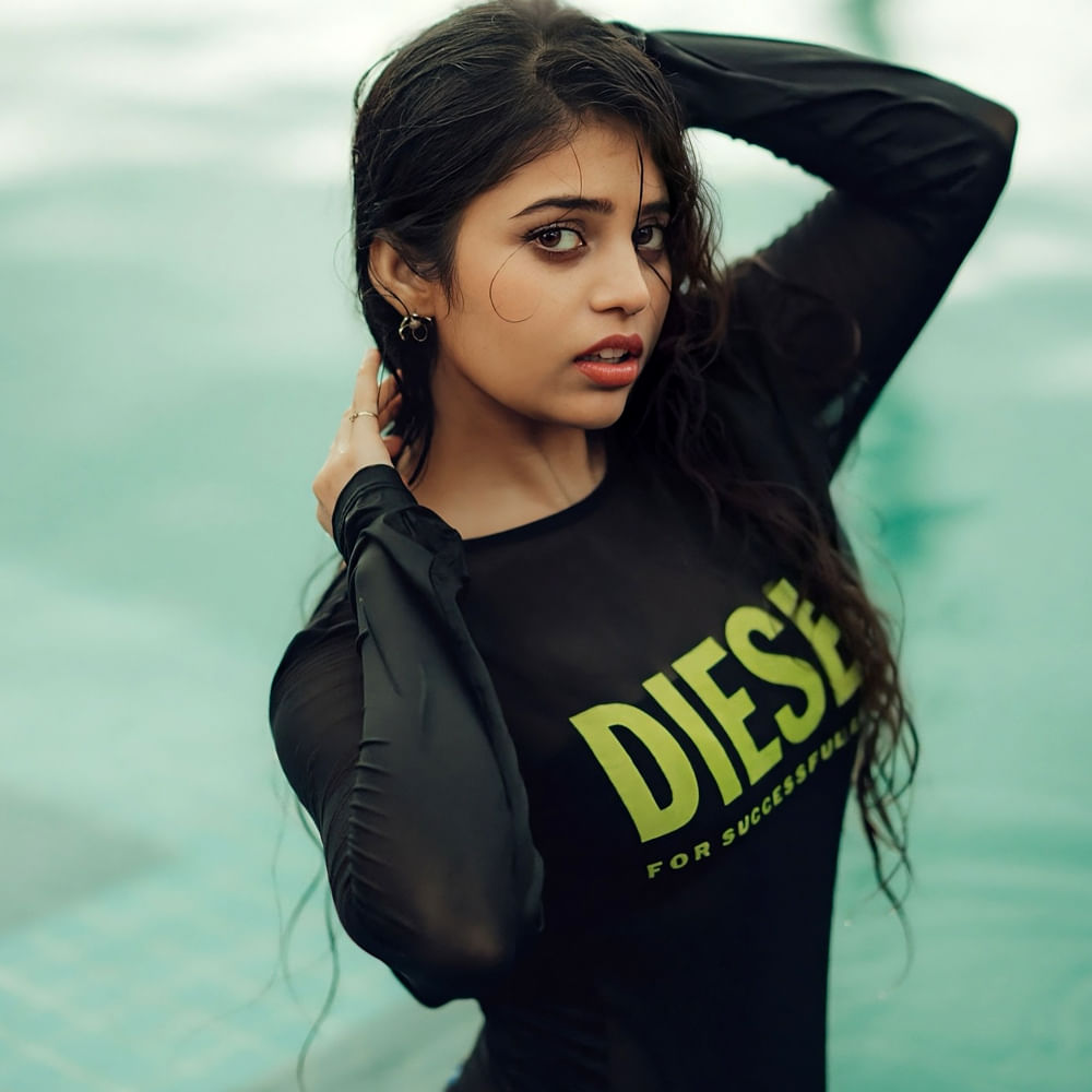 మసూద సినిమాతో మంచి క్రేజ్ తెచ్చుకుంది ఈ ముద్దుగుమ్మ. నూతన దర్శకుడు సాయి కిరణ్ డైరెక్షన్‌లో వచ్చిన లేటెస్ట్ హార్రర్ మూవీ మసూద. ఈ సినిమా బాంధవి శ్రీధర్ మంచి గుర్తింపును తెచ్చిపెట్టింది. దాంతో ఆఫర్స్ కూడా క్యూ కట్టాయి. బాంధవి శ్రీధర్ హీరోయిన్‌గా అడుగుపెట్టడానికి ముందు చైల్డ్ ఆర్టిస్ట్‌గా కూడా పనిచేసింది.