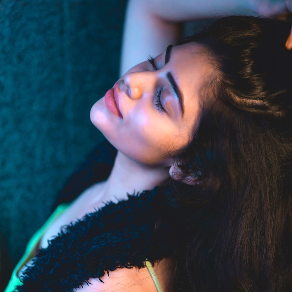 ఈ సినిమాలో తన నటనతో ఆకట్టుకోవడంతో పాటు భయపెట్టింది ఈ ముద్దుగుమ్మ. చూడచక్కని రూపతో కవ్వించింది బాంధవి. . ఆమె "మిస్టర్ పర్‌ఫెక్ట్", "రభస", "మొగుడు", "రామయ్య వస్తావయ్య", "మజ్ను" వంటి తెలుగు సినిమాల్లో చిన్న పాత్రల్లో కనిపించింది.