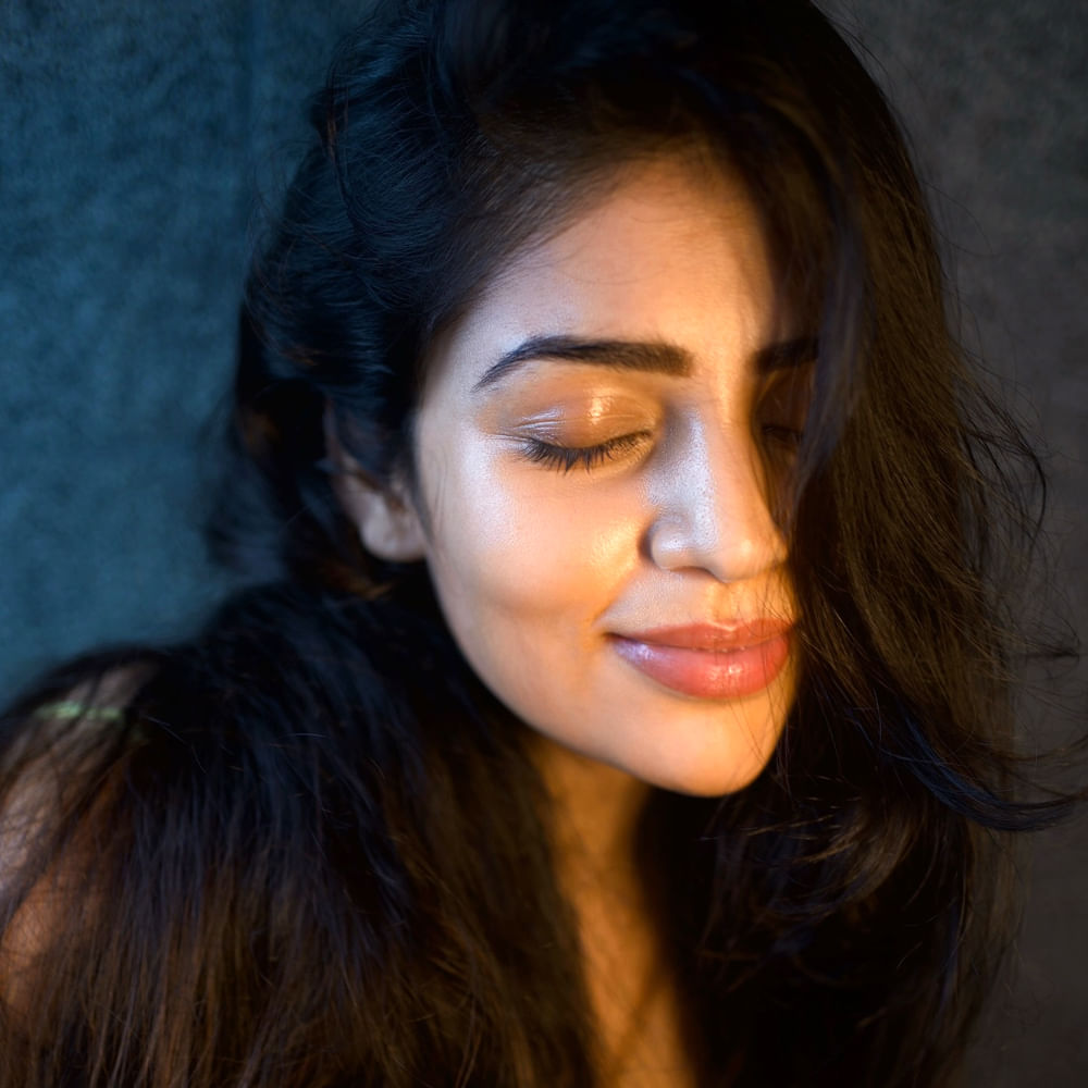 సరైన సినిమా ఒక్కటి పడితే ఈ బ్యూటీ స్టార్ గా ఎదగడం ఖాయం అంటున్నారు ఆమె అభిమానులు. తాజాగా ఈ బ్యూటీ నడుము అందాలు చూపిస్తూ ఫోటోలకు ఫోజులిచ్చింది. కుర్రకారు కొంటె కామెంట్స్ చేస్తున్నారు.