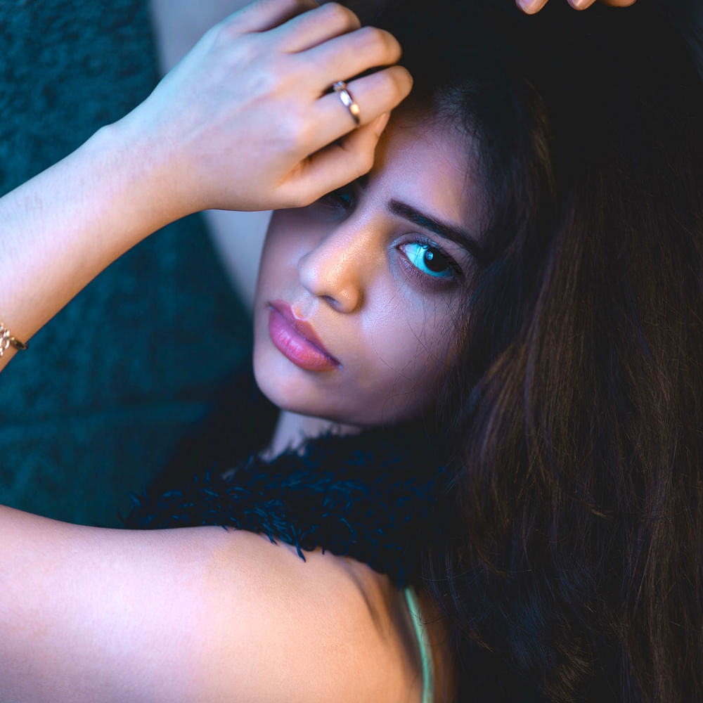 కొత్త కొత్త అందాలు టాలీవుడ్ లో ఎప్పటికప్పుడు వస్తూనే ఉన్నాయి. అలా వచ్చిన వారిలో బాంధవి శ్రీధర్ ఒకరు. ఈ బ్యూటీ తొలి సినిమాతో ఆకట్టుకుంది. తొలి చిత్రంలో ఆమె దెయ్యం పట్టిన అమ్మాయి పాత్రలో నటించి, తన నటనా ప్రతిభతో అందరినీ ఆకట్టుకుంది.