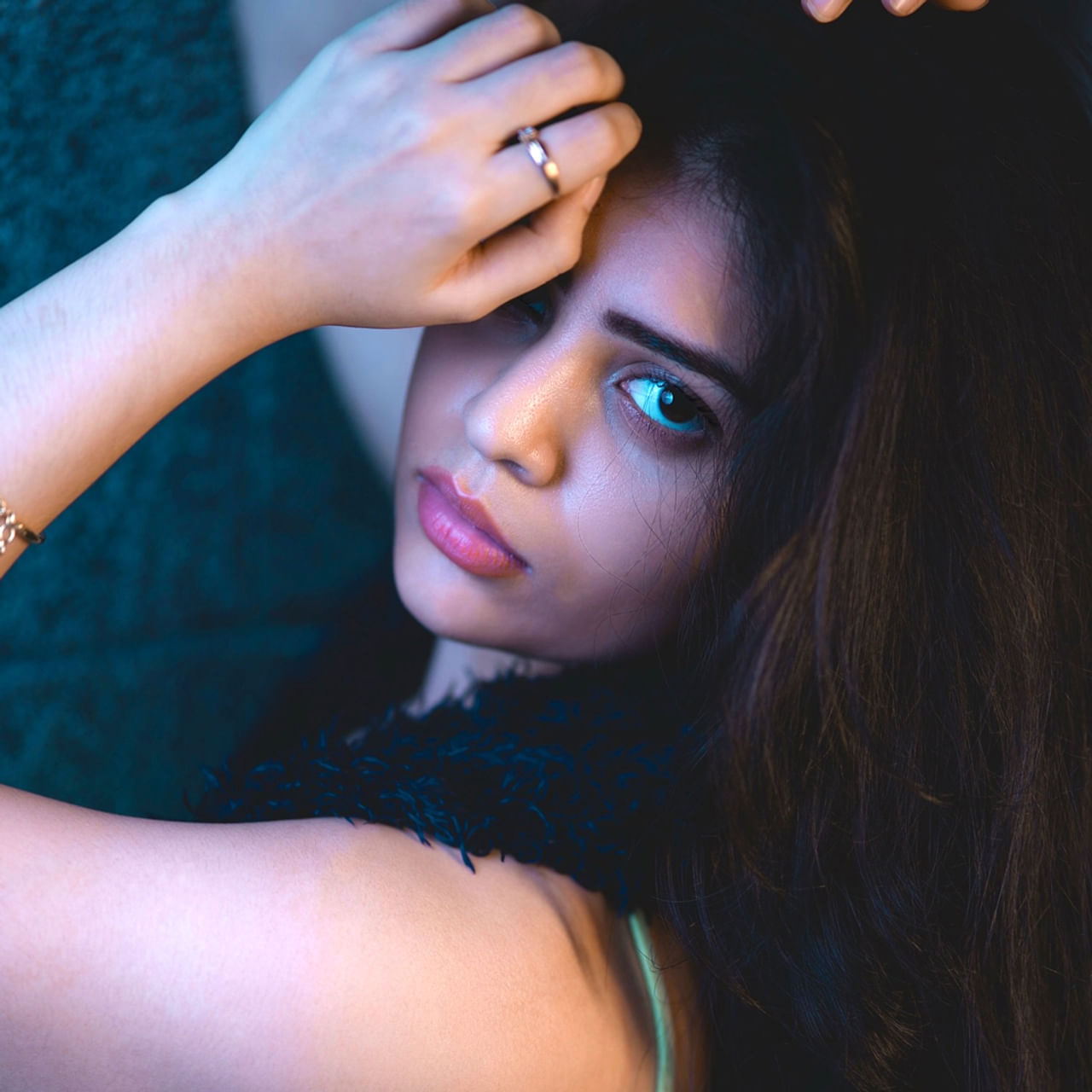 కొత్త కొత్త అందాలు టాలీవుడ్ లో ఎప్పటికప్పుడు వస్తూనే ఉన్నాయి. అలా వచ్చిన వారిలో బాంధవి శ్రీధర్ ఒకరు. ఈ బ్యూటీ తొలి సినిమాతో ఆకట్టుకుంది. తొలి చిత్రంలో ఆమె దెయ్యం పట్టిన అమ్మాయి పాత్రలో నటించి, తన నటనా ప్రతిభతో అందరినీ ఆకట్టుకుంది.