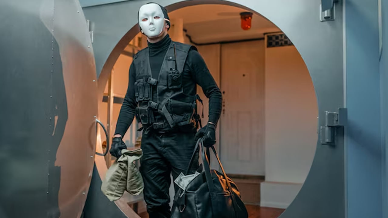 పంజాబ్ నేషనల్ బ్యాంక్ ఘజియాబాద్: పంజాబ్ నేషనల్ బ్యాంక్ ఘజియాబాద్‌లో దొంగలు రెచ్చిపోయారు. పీఎన్‌బీ మోడీ నగర్ బ్రాంచ్‌లోని తొమ్మిది అంగుళాల గోడ వెంబడి, రెండు అడుగుల వెడల్పు సొరంగం తవ్వి.. లాకర్లలోని కోట్లాది రూపాయల విలువైన వస్తువులను అపహరించారు.