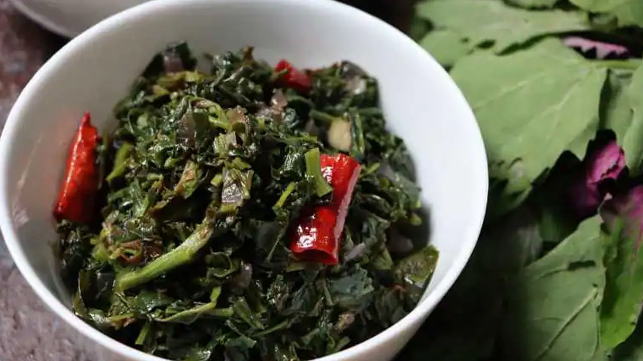 బరువు తగ్గడానికి: బతువా ఆకుకూరలు బరువు తగ్గడానికి ఒక అద్భుతమైన ఎంపిక. వీటిలో ఫైబర్ పుష్కలంగా ఉంటుంది. వీటిని మీ ఆహారంలో చేర్చుకోవడం వల్ల మీరు ఎక్కువసేపు కడుపు నిండినట్లు ఉండటానికి సహాయపడుతుంది. అతిగా తినకుండా నిరోధిస్తుంది. బరువు తగ్గడానికి సహాయపడుతుంది. ఇది తక్కువ కేలరీల ఆహారం కూడా. మీరు దీన్ని మీ బరువు తగ్గించే ఆహారంలో అనేక విధాలుగా చేర్చుకోవచ్చు.