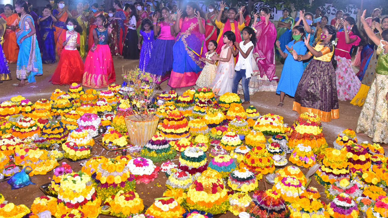 ఐదో రోజు అట్ల బతుకమ్మ ఈరోజు అట్లు తయారు చేసి అమ్మవారికి సమర్పిస్తారు, ఆరో రోజు అలిగిన బతుకమ్మ, ఈరోజు అమ్మవారు అలిగారు అని బతుకమ్మ ఆడరు. అంతే కాకుండా ఈరోజును అర్రెం అని కూడా పిలుస్తారు.ఎడో రోజు వేపకాయల బతుకమ్మ, ఈ రోజు అమ్మవారికి వేపకాలు నూనెలో వేయించి నైవేద్యం పెడతారు.