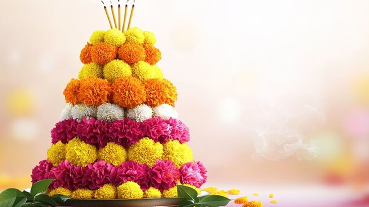 పెత్తరామాస రోజు పేర్చే బతుకమ్మను ఎంగిలిపూల బతుకమ్మ అంటారు. భాద్రపద అమావాస్య రోజున పేర్చే ఎంగిలిపూల బతుకమ్మతో బతుకమ్మ పండుగ మొదలు అవుతుంది. ఈ రోజు అమ్మవారికి తులసి ఆకులు, వక్కలు నైవేద్యం సమర్పిస్తారు, రెండో రోజు అటుకుల బతకమ్మ, ఈ అమ్మ వారికి చప్పిడి పప్పు, బెల్లం, అటుకులు నైవేద్యంగా సమర్పిస్తారు.