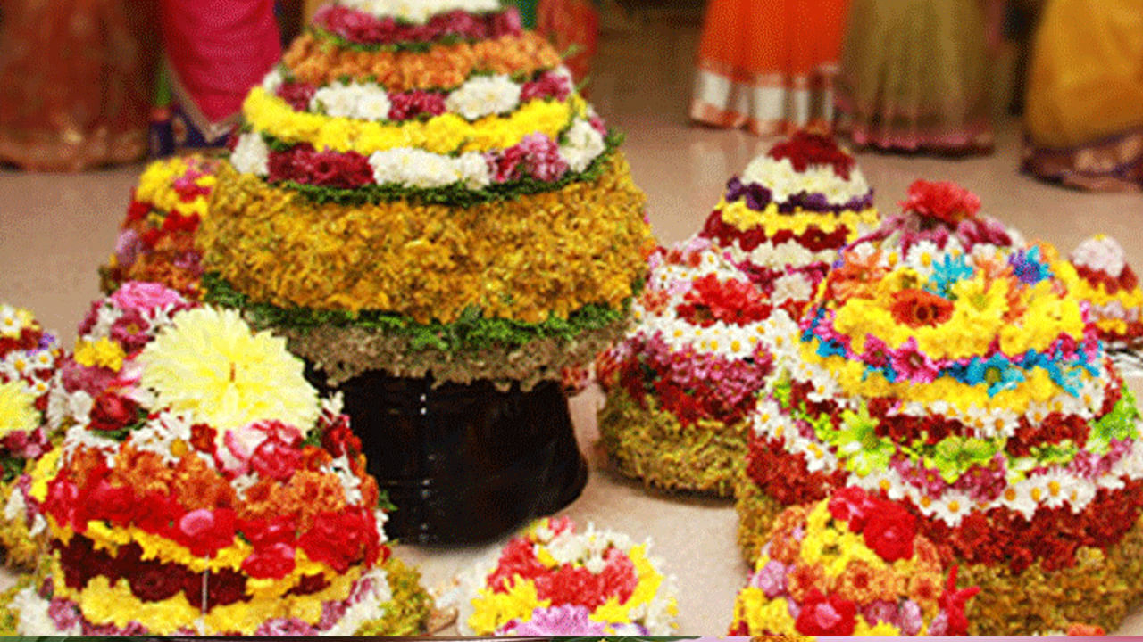 ఎనిమిదో రోజు వెన్నెముద్దల బతుకమ్మ . ఈ రోజున అమ్మ వారికి వెన్నెను ప్రసాదంగా పెడతారు. తొమ్మిదో రోజు సద్దుల బతుకమ్మ, ఈరోజు సత్తు పిండి, పెరుగన్నం నైవేద్యంగా పెడతారు. ఈరోజుతో బతుకమ్మ పండుగ సెలబ్రేషన్స్ ముగుస్తాయి. ఈ పండుగనే పెద్ద బతుకమ్మ అంటారు. ఈ రోజు ప్రతి పల్లె పట్నంలో మహిళలు బతుకమ్మ చుట్టూ తిరుగుతూ.. పాటలు పాడుతూ.. పండుగను జరుపుకుంటారు.