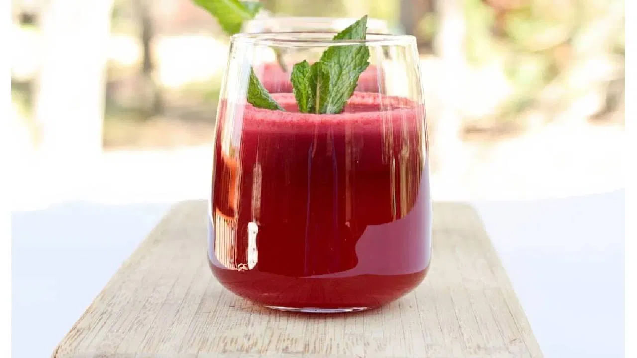 చర్మ ఆరోగ్యానికి అతి ముఖ్యమైన పోషకం ఆహారం మాత్రమే. మంచి ఆహారం ఆరోగ్యానికి మాత్రమే కాకుండా చర్మానికి కూడా ఎంతో మేలు చేస్తుంది. ముఖ్యంగా చర్మానికి కొన్ని రకాల జ్యూస్లు జీవాన్ని అందిస్తాయి. ఏ జ్యూస్ ఎలాంటి ప్రయోజనం అందిస్తుందో ఇక్కడ తెలుసుకుందాం..