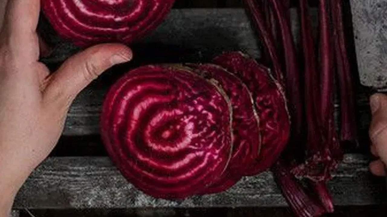 అనంతరం ఆ పాత్రలో అరకప్పు బీట్‌రూట్ రసం వేయాలి. తర్వాత అందులో రెండు చెంచాల అల్లం రసం కలపాలి. అనంతరం అందులో రెండు టేబుల్ స్పూన్ల ఆలివ్ ఆయిల్ వేయాలి. వీటన్నంటినీ బాగా కలపితే బీట్‌రూట్ హెయిర్ ప్యాక్ రెడీ అవుతుంది.