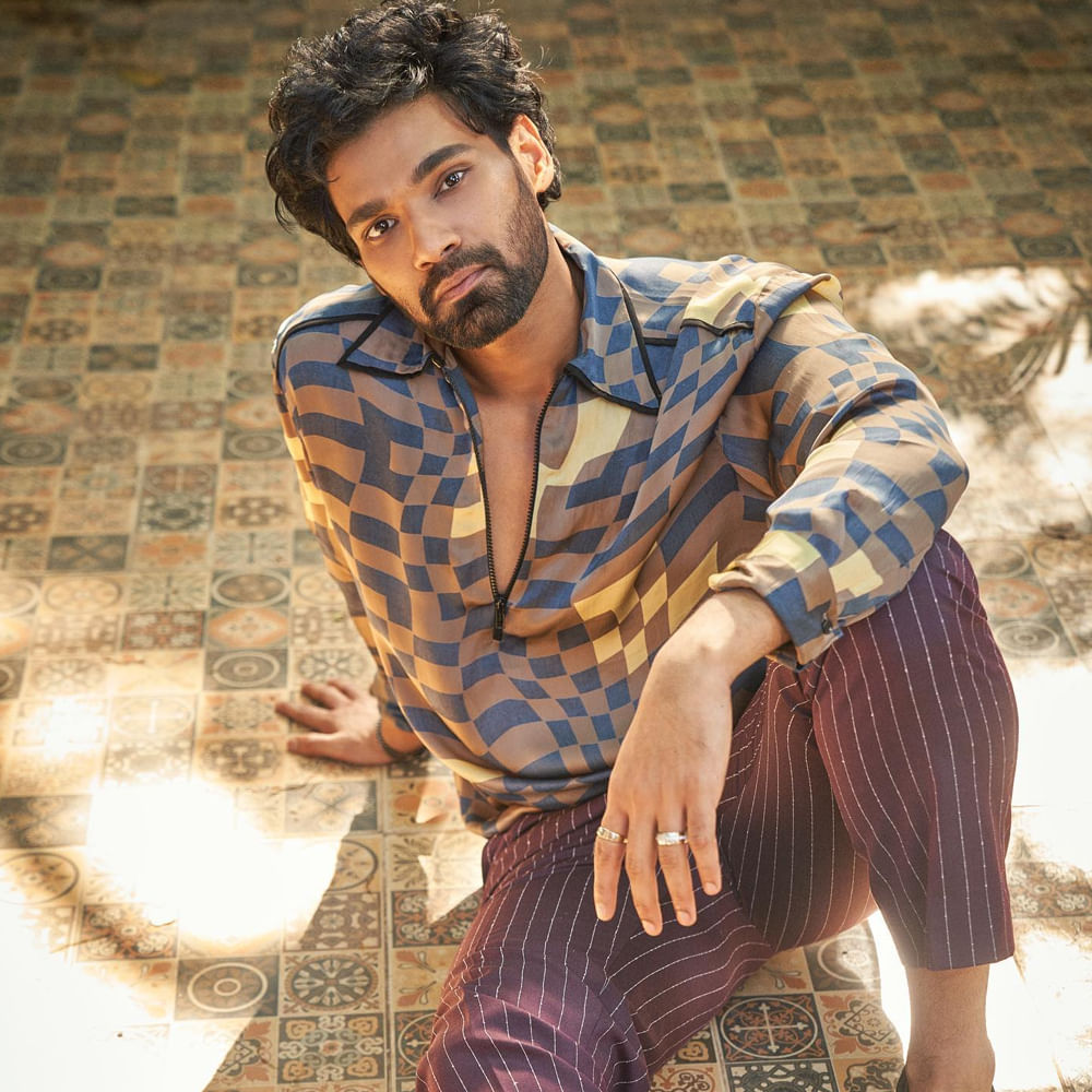 తెలుగుతో పాటు హిందీలోనూ బెల్లంకొండకు మంచి గుర్తింపు ఉంది.. ముఖ్యంగా యూ ట్యూబ‌్‌లో ఈ హీరో సినిమాలకు అదిరిపోయే క్రేజ్ ఉంది. జయ జానకీ నాయకాకు యూ ట్యూబ్‌లో 953 మిలియన్ వ్యూస్ వచ్చాయి.. ఇక సీత హిందీ వర్షన్‌కు 700 మిలియన్, కవచం సినిమాకు 400 మిలియన్ల వ్యూస్ ఉన్నాయి. 