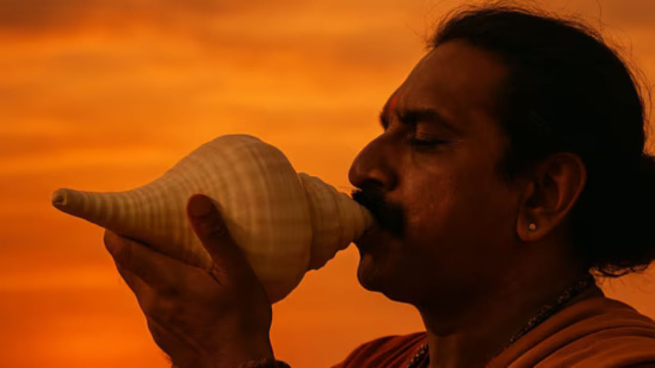 Shankh: రోజుకు 10 సెకన్లు శంఖం ఊదితే చాలు.. మీ శరీరంలో ఏం జరుగుతుందో తెలుసా?