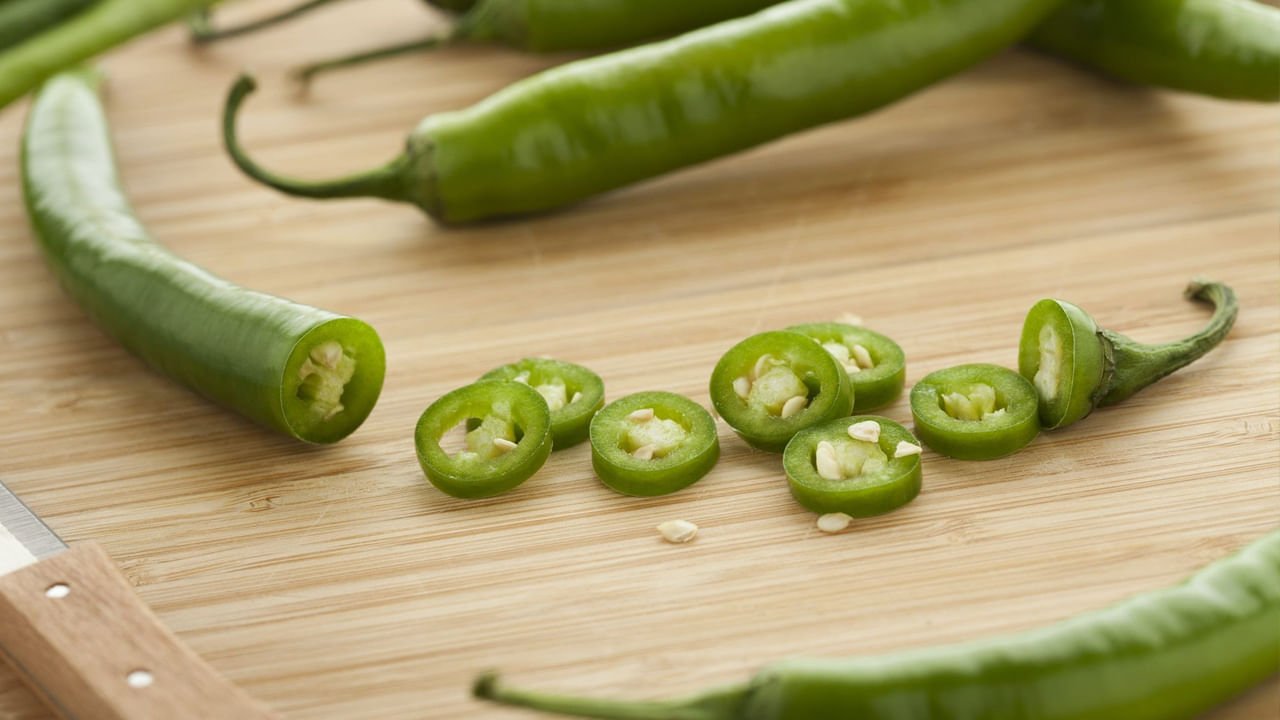 పచ్చి మిరపకాయల్లో ఉండే క్యాప్సైసిన్ చెడు కొలెస్ట్రాల్ ను తగ్గించి, మంచి కొలెస్ట్రాల్ ను పెంచుతుందని అనేక అధ్యయనాలు చెబుతున్నాయి. అంతేకాదు ఇది  ధమనులలో కొవ్వు పేరుకుపోవడాన్ని తగ్గించి.. రక్త ప్రసరణను మెరుగుపరుస్తుంది.