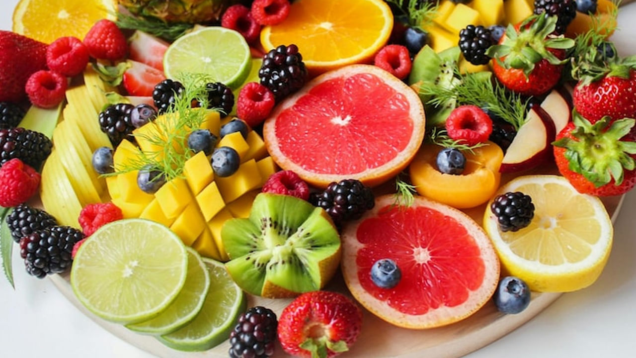 పండ్లు తిన్న తర్వాత పెరుగు తినడం వల్ల వాంతులు లేదా కడుపు నొప్పి వంటి సమస్యలు వస్తాయి. అంతేకాకుండా తలనొప్పి వంటి సమస్యలు కూడా వస్తుంటాయి.