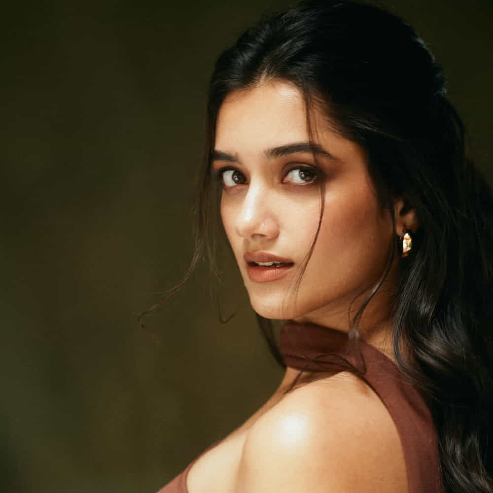 భాగ్య శ్రీ బోర్సే.. తెలుగు సినీప్రియులకు ప్రత్యేకంగా పరిచయం అక్కర్లేని పేరు. తెలుగులో చేసింది రెండు సినిమాలే అయినా తనకంటూ మంచి ఫాలోయింగ్ సొంతం చేసింది. ఆమె నటించిన రెండు చిత్రాల్లో ఒకటి అట్టర్ ప్లాప్.. మరొకటి హిట్.