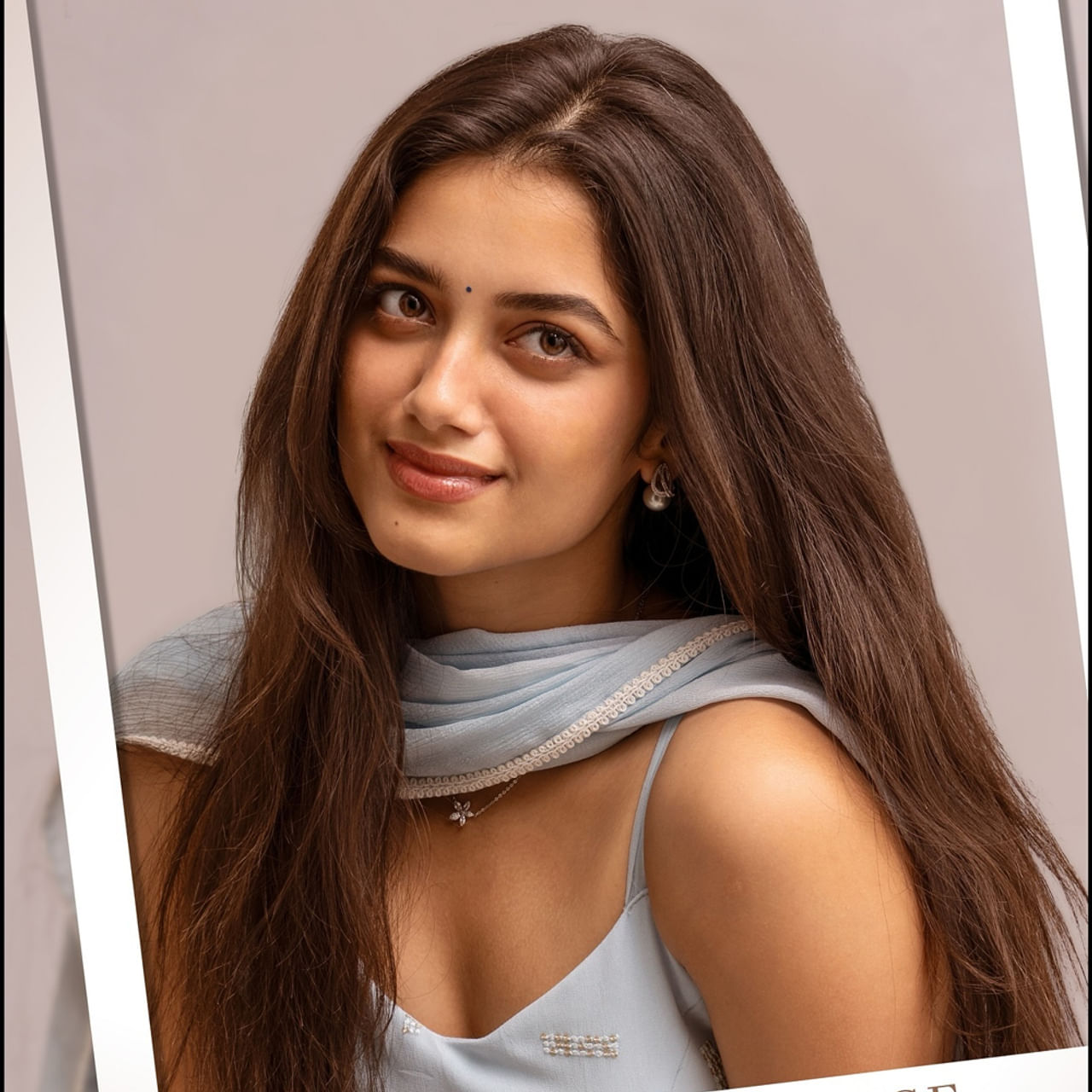 
కొత్తమ్మాయిలు రావడం కాదు.. వచ్చిన వాళ్లు సక్సెస్ అయినపుడే హీరోయిన్ల కష్టాలకు కనీసం కామా అయినా పడుతుంది. ఇప్పుడిదే జరుగుతుంది. మిస్టర్ బచ్చన్‌తో ఎంట్రీ ఇచ్చిన భాగ్యశ్రీ బోర్సే.. మీడియం రేంజ్ హీరోలకు మోస్ట్ వాంటెడ్ అయిపోయారిప్పుడు. రామ్ పోతినేని ఆంధ్రాకింగ్ తాలూక, దుల్కర్ సల్మాన్ కాంతా సినిమాల్లో నటిస్తున్నారీమే.