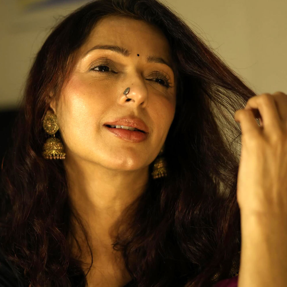 తెలుగు, తమిళ్ తో పాటు హిందీలోనూ నటిస్తుంది ఈ ముద్దుగుమ్మ. తెలుగులో కీలక పాత్రల్లో కనిపించింది. ఇక సోషల్ మీడియాలో యాక్టివ్ గా ఉండే ఈ అమ్మడు తాజాగా కొన్ని ఫోటోలను వదిలింది. ఈ ఫోటోలు ప్రేక్షకులను ఆకట్టుకుంటున్నాయి.