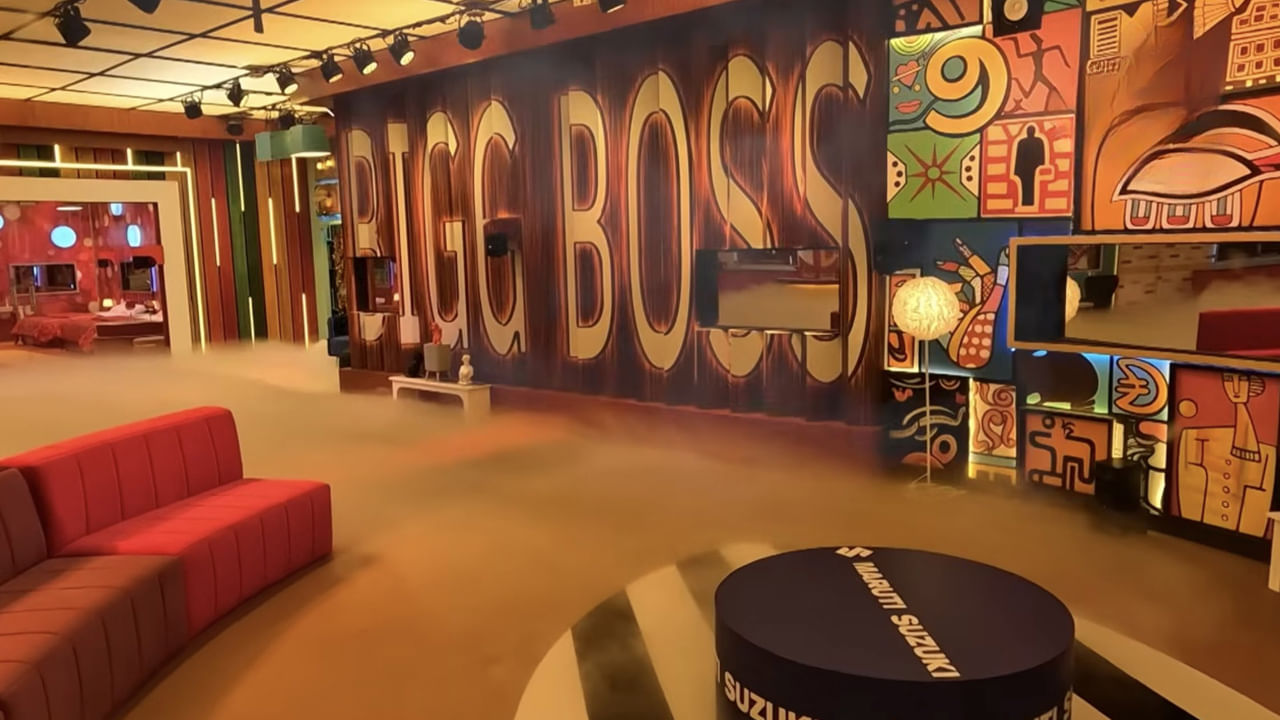  ఈసారి బిగ్ బాస్ హౌస్ లో మొత్తం మూడు పెద్ద గదులు ఉన్నాయి. అందులో లగ్జరీ రూమ్ కామనర్స్ కు, సెలబ్రిటీలకు కంటైనర్ రూమ్ కేటాయించారు.
