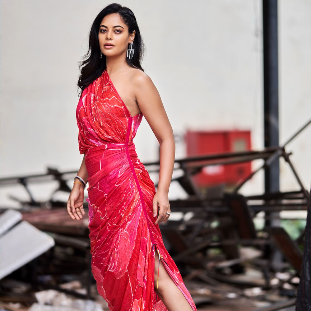 ఇక సోషల్ మీడియాలో యాక్టివ్ గా ఉన్న ఈ చిన్నది రెగ్యులర్‌గా ఫోటోలు, వీడియోలు షేర్ చేస్తూ అభిమానులను ఆకట్టుకుంటుంది. తాజాగా ఈ అమ్మడి బ్యూటీఫుల్ ఫోట్స్ అభిమానులను ఆకట్టుకుంటున్నాయి. ఈ ఫోటోలకు కుర్రాళ్ళు క్రేజీ కామెంట్స్ చేస్తున్నారు. 