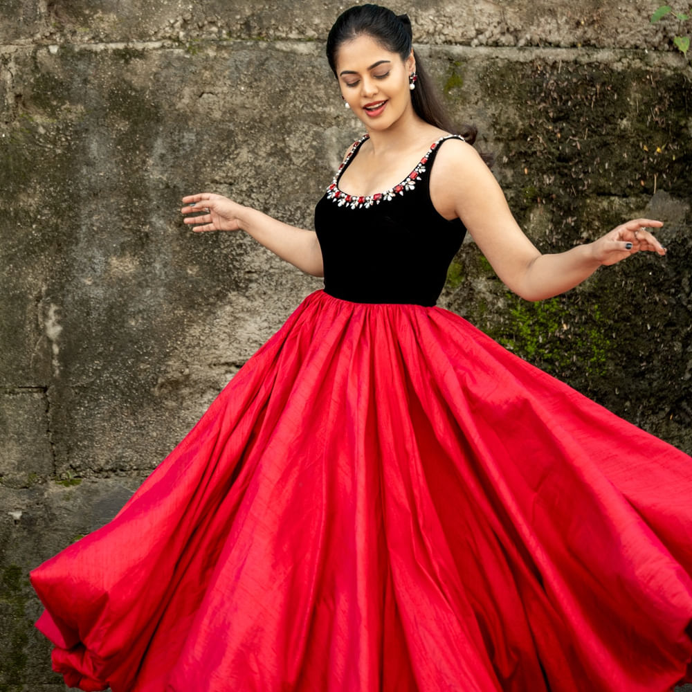 ఇక ఈ అమ్మడు ఇటీవలే బిగ్ బాస్ సీజన్ 9కు సంబంధించిన అగ్నిపరీక్ష షోకు జడ్జ్ గా వ్యవహరించింది. జడ్జ్ గా బిందు మాదవి అదరగొట్టింది. చాలా రోజుల తర్వాత బిందు మాదవి టీవీలో సందడి చేయడం ఆమె అభిమానులు ఆనందం వ్యక్తం చేస్తున్నారు. 