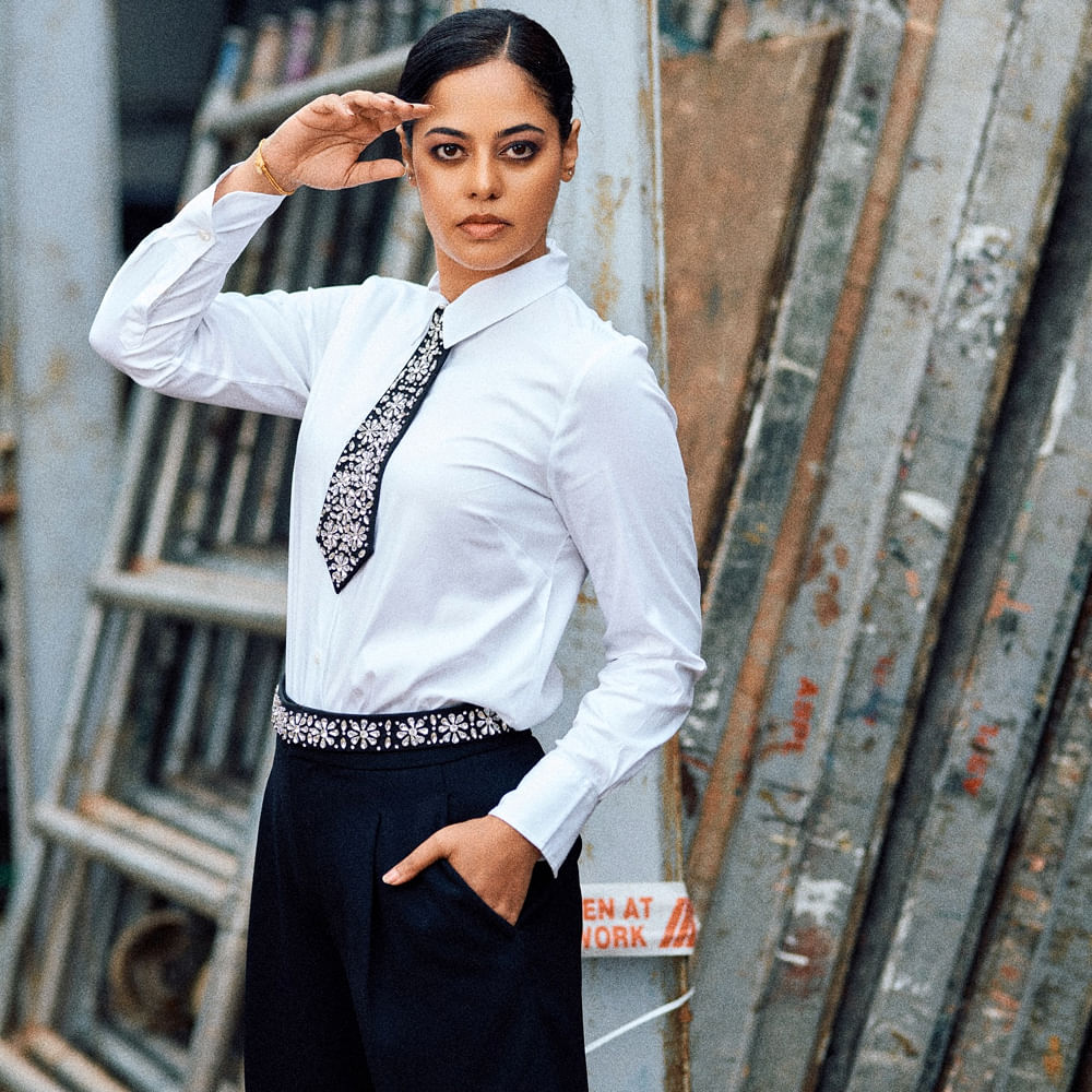 తెలుగులో ఎంతో మంది ముద్దుగుమ్మలు హీరోయిన్స్ గా ఆకట్టుకున్నారు. కొంతమంది కొన్ని సినిమాలకే పరిమితం అవుతున్నారు. వారిలో ఈ బ్యూటీ ఒకరు. బిందు మాధవి.. ఈ తెలుగమ్మాయి గురించి ప్రత్యేకంగా చెప్పాల్సిన అవసరం లేదు. ఈ అమ్మడు “అవకాయ్ బిర్యానీ” తో తన సినీ కెరీర్ మొదలుపెట్టింది.