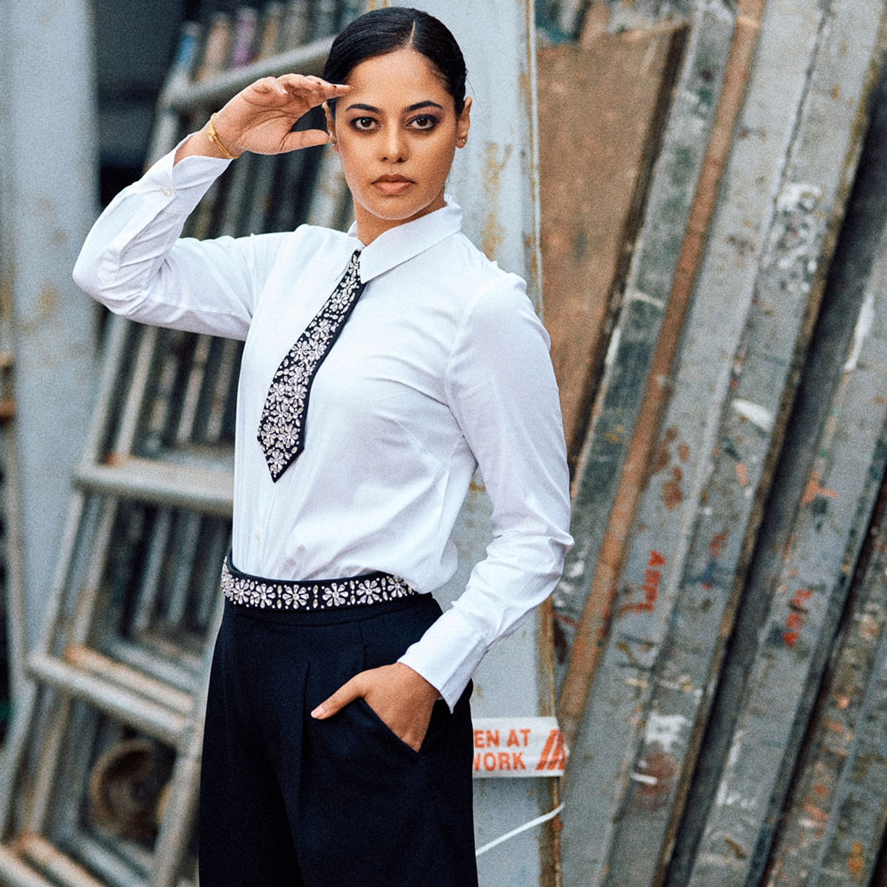 తెలుగులో ఎంతో మంది ముద్దుగుమ్మలు హీరోయిన్స్ గా ఆకట్టుకున్నారు. కొంతమంది కొన్ని సినిమాలకే పరిమితం అవుతున్నారు. వారిలో ఈ బ్యూటీ ఒకరు. బిందు మాధవి.. ఈ తెలుగమ్మాయి గురించి ప్రత్యేకంగా చెప్పాల్సిన అవసరం లేదు. ఈ అమ్మడు “అవకాయ్ బిర్యానీ” తో తన సినీ కెరీర్ మొదలుపెట్టింది.