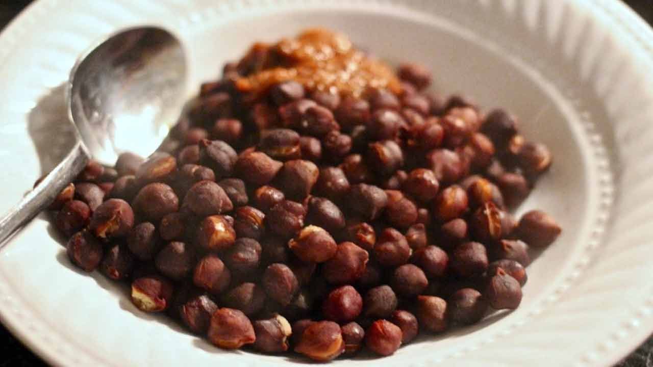 నల్ల శనగలతో గుండె ఆరోగ్యం మెరుగుపడుతుంది. నరాల బలహీనత ఉన్న వారికి నల్ల శనగలు దివ్య ఔషధంగా చెబుతున్నారు నల్ల శనగలలో పీచు పదార్థాలు ఎక్కువగా ఉంటాయి. రోజు ఒక అరకప్పు నానబెట్టిన నల్ల శనగలు ఒక వారం రోజుల పాటు క్రమం తప్పకుండా తింటే జీర్ణక్రియ మెరుగుపడుతుంది. శనగలు చర్మ ఆరోగ్యానికే కాదు, జుట్టు ఆరోగ్యానికి కూడా దోహదం చేస్తుంది. 