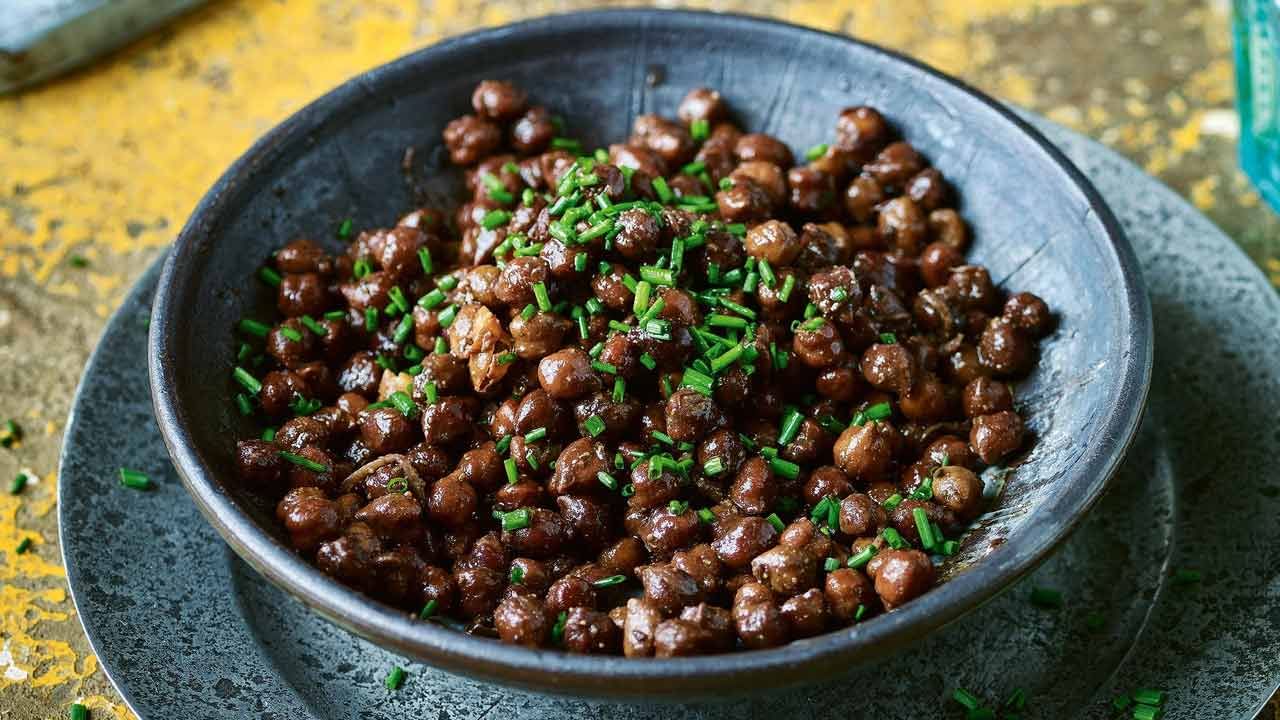 అధిక బరువు, శరీరంలో చెడు కొలెస్ట్రాల్‌తో ఇబ్బంది పడుతున్న వారికి నల్ల శనగలు చాలా మంచిది. త్వరగా సన్న బడటానికి, అధిక బరువుతో పాటు కొలెస్ట్రాల్ తగ్గడానికి నానబెట్టిన నల్ల శనగలు ఎంతగానో దోహదపడతాయి. శనగలు కాల్షియం, ఫాస్ఫరస్ వంటి మంచి పోషకాలతో నిండి ఉంటాయి. ఇవన్నీ ఎముకలకు బలాన్నిస్తాయి. 