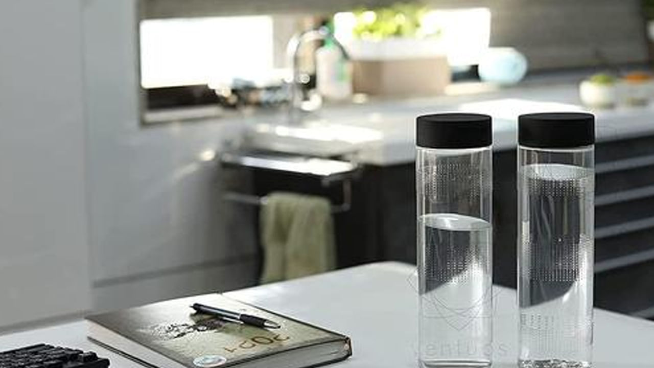 నల్లటి మూత: దుకాణాల్లో నల్లటి మూత ఉన్న బాటిల్స్ చాలా అరుదుగా కనిపిస్తాయి. ఎందుకంటే ఈ నీరు చాలా ఖరీదైనది. ఈ నీటిని ఆల్కలీన్ వాటర్ అంటారు. వీటిని ప్రత్యేకంగా శుద్ధి చేస్తారు. అలాగే, ఈ నీటిలో అనేక ఖనిజాలు ఉంటాయి. ఈ నీటిని ఎక్కువగా సెలబ్రిటీలు, అథ్లెట్లు ఉపయోగిస్తారు.