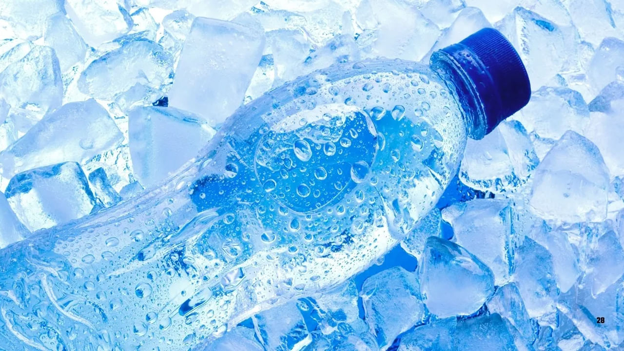 ఒక వాటర్‌ బాటిల్‌కు ఉండే మూత కలర్‌ దాని డిజైన్‌లో భాగం మాత్రమే కాదు, అవి బాటిలో లోపల ఉన్న నీటి నాణ్యత, వాటి మూలాన్ని కూడా తెలియజేస్తాయి. చాలా దుకాణాల్లో అమ్మే వాటర్ బాటిళ్లపై నీలిరంగు మూతలు ఉండటం మీరు చూసి ఉంటారు. మీరు కొన్ని బాటిల్‌కు నీలిరంగు మూత ఉంటే ఈ నీటిని నేరుగా స్ప్రింగ్ నుంచి తీసుకుంటారని అర్థం. అంటే ఇది మినరల్ వాటర్ అని అర్థం. ఈ నీరు ఆరోగ్యానికి చాలా మంచిదని భావిస్తారు.