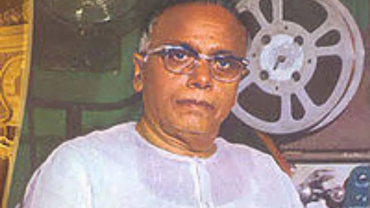 తెలుగు సినిమా మార్గదర్శకులలో ఒకరైన బిన్ రెడ్డికి 1974లో దాదాసాహెబ్ ఫాల్కే అవార్డు లభించింది. ఫాల్కే అవార్డు అందుకున్న తొలి దక్షిణ భారత చిత్రనిర్మాత బొమ్మిరెడ్డి నరసింహారెడ్డి. తెలుగు సినిమాకు ఆయన చేసిన సేవ అపారమైనది. పద్మ భూషణ్ పురస్కార గ్రహీత.