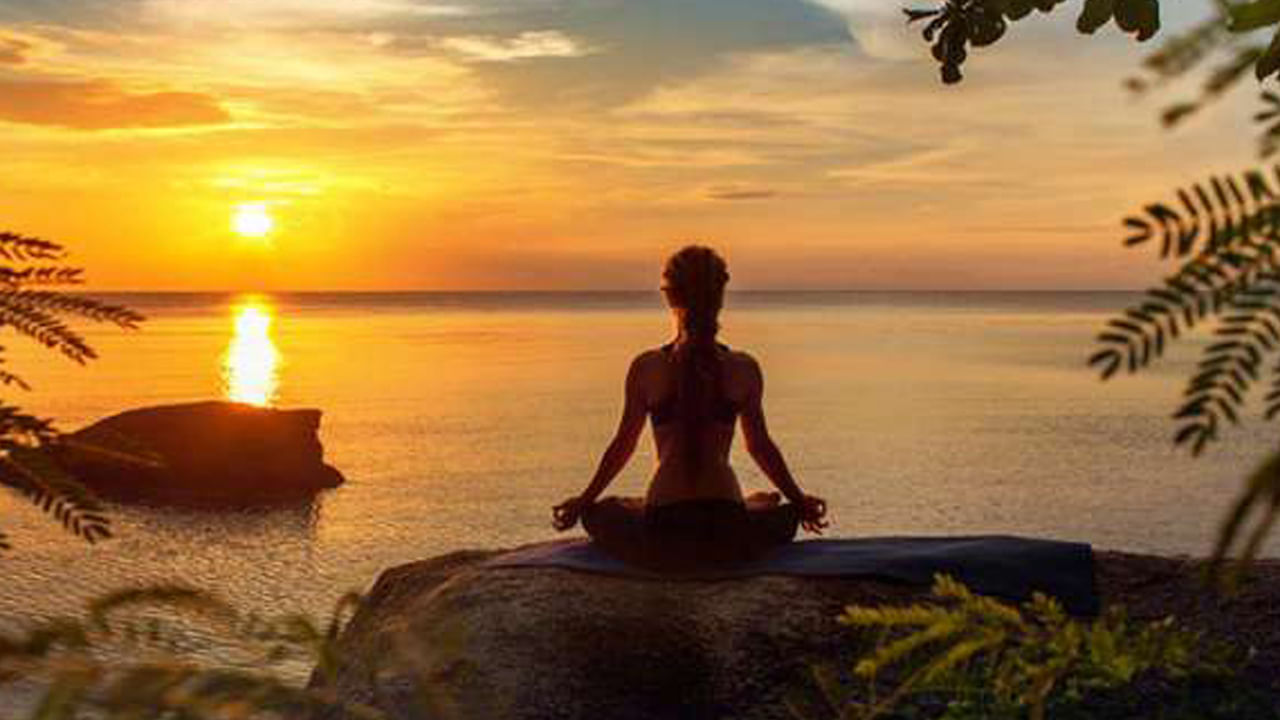 పెద్దవారు చెబుతుంటారు బ్రహ్మముహుర్తంలో నిద్రలేవాలి. ఈ సమయంలో నిద్ర లేవడం చాలా మంచిది, దీని వలన జ్ఞానం పెరుగుతుంది, ఆరోగ్యం కూడా బాగుంటుందని చెప్తారు. అయితే చాలా మందికి అసలు బ్రహ్మ ముహుర్తం అంటే ఏ సమయం, కరెక్ట్ టైమింగ్ తెలియదు. కాగా, ఇప్పుడు మనం దాని గురించే తెలుసుకుందాం.