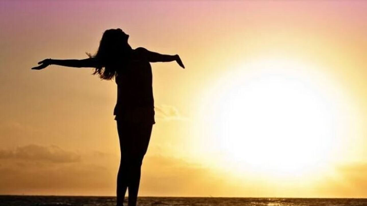 ఆరోగ్య పరంగా కూడా ఈ సమయంలో నిద్రలేవడం వలన అనేక ప్రయోజనాలు ఉంటాయంట. పెద్ద వారు చెప్పినట్లుగానే ఈ సమయంలో చదువుకోవడం వలన చదివిన ప్రతీది ఎక్కువగా గుర్తుంటుందంట. ఎందుకంటే? బ్రహ్మముహుర్తంలో మెదడు పనితీరు బాగుంటుంది. ఈ సమయంలో చదువుకోవడం వలన మెదడులోని జ్ఞాపక శక్తి కేంద్రాలు  ఉత్తేజితమై, చదివింది గుర్తుంటుందంట.