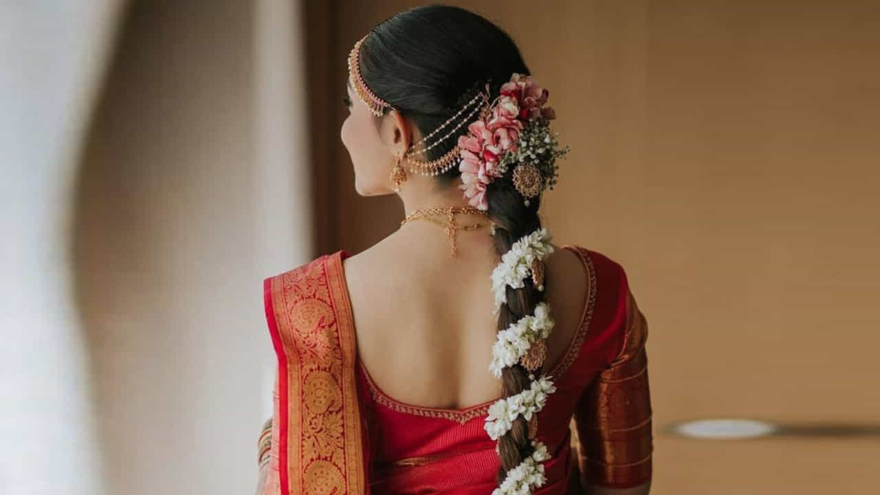 జుట్టు చివర్లు చీలిపోవడాన్ని తగ్గిస్తుంది: రోజువారీ కాలుష్యం, ఎండతో సహా వేడికి ఎక్కువగా గురికావడం వల్ల జుట్టు గరుకుగా మారుతుంది. దీంతో జుట్టు చివర్లు చీలిపోతాయి. బహుళ హెయిర్ స్టైలింగ్ రొటీన్‌లు కూడా చివర్లు దెబ్బతినడానికి దారితీయవచ్చు. కాబట్టి జడ వేసుకోవడం వాళ్ళ జుట్టు పోషణ లభించి చివర్లు చీలిపోవడం దూరం అవుతుంది.