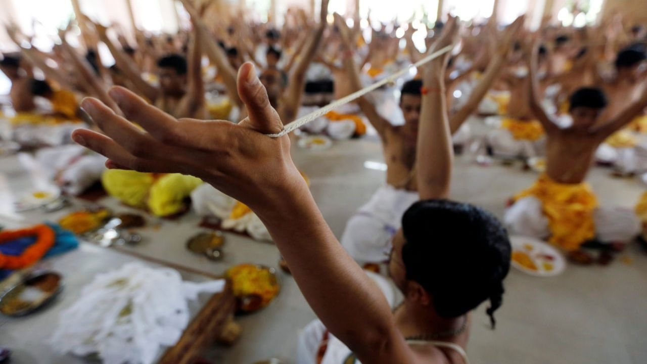 మొదటగా జంధ్యం ధారణ వేడుక శుభ సమయంలో జరగాలి. వేడుక నిర్వహించడానికి ముందు కుటుంబం ఒక పండితుడిని ముహూర్తం అడగాలి. దీనివల్ల ఆ వేడుక ఆ బాలుడు దేవతల, పూర్వీకుల ఆశీర్వాదాలను పొందడానికి సహాయపడుతుంది.