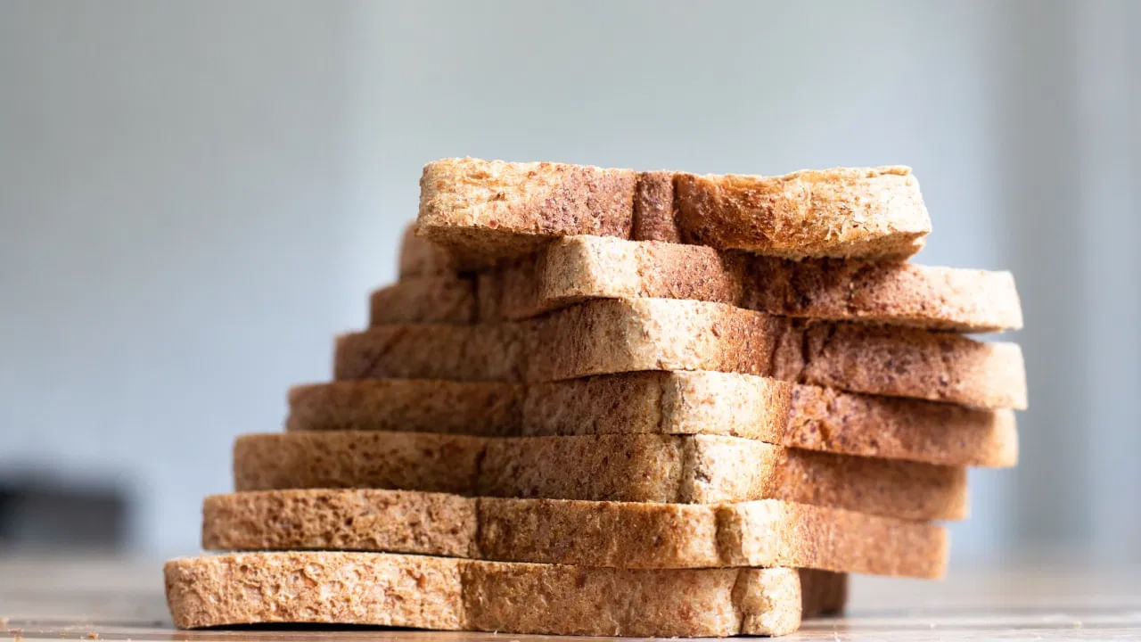 బ్రెడ్కి బదులుగా అల్పాహారంగా ఓట్స్, గుడ్లు, పండ్లు, కూరగాయలు తినవచ్చు. ఇది మీకు ఫైబర్, ప్రోటీన్, పుష్కలంగా విటమిన్లు, ఖనిజాలను అందిస్తుంది. కడుపు నిండుగానూ ఉంచుతుంది. ముఖ్యంగా బ్రేక్ ఫాస్ట్కి తీసుకునే అల్పాహారాన్ని పోషకమైనదిగా, సులభంగా జీర్ణమయ్యేలా చేసుకోవాలి. ఒక వేళ బ్రెడ్ తినవలసి వస్తే, దానిని తక్కువ పరిమాణంలో, వేరే ఏదైనా తిన్న తర్వాత తినడం మంచిది.