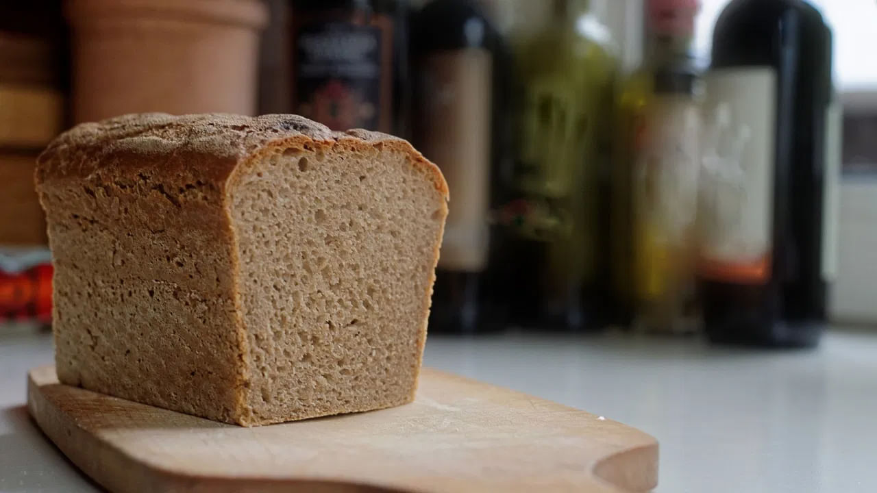 బ్రెడ్ లో అనేక రకాలు ఉన్నాయి. వాటిలో వైట్ బ్రెడ్, బ్రౌన్ బ్రెడ్, మల్టీగ్రెయిన్ బ్రెడ్ ఉన్నాయి. అయితే ఖాళీ కడుపుతో బ్రెడ్ తింటే ఏమి జరుగుతుందో, ఎంత వరకు ప్రయోజనకరంగా ఉంటుందో చాలా మంది ఆలోచించరు. బ్రెడ్.. ముఖ్యంగా వైట్ బ్రెడ్ లో ఫైబర్ తక్కువగా ఉంటుంది. ఇది జీర్ణవ్యవస్థను బలహీనపరుస్తుంది. బ్రెడ్ తినడం వల్ల జీవక్రియ ప్రక్రియ మందగిస్తుంది. దీనివల్ల మీ ప్రేగులలో ఆహారం పేరుకుపోతుంది. ఫలితంగా మలబద్ధకం, గ్యాస్ వంటి సమస్యలు వస్తాయి.