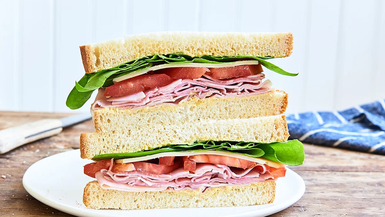 బ్రెడ్ లో ఫైబర్ తక్కువగా ఉంటుంది. ఇది మీ జీర్ణవ్యవస్థను బలహీనపరుస్తుంది. వైట్ బ్రెడ్ తినడం వల్ల మీ జీవక్రియ నెమ్మదిస్తుంది, దీనివల్ల అది మీ ప్రేగులలో పేరుకుపోతుంది. ఇది మలబద్ధకానికి కూడా దారితీస్తుంది.