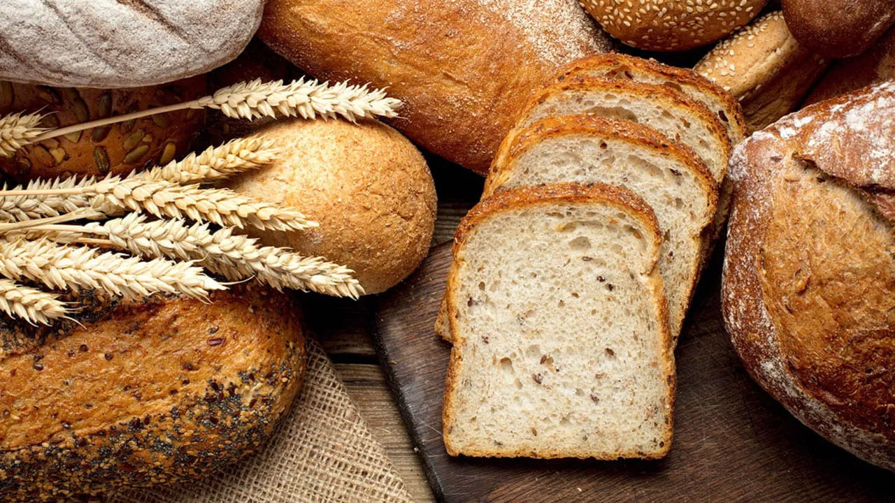 బ్రెడ్ అంటే ఎవరికి ఇష్టం ఉండదు? పిల్లల నుంచి పెద్దల వరకు ప్రతి ఒక్కరూ బ్రెడ్ తినడానికి ఇష్టపడతారు. మన బిజీ లైఫ్‌లో, బ్రెడ్ చాలా మంది ఇళ్లలో బ్రేక్ ఫాస్ట్ ఐటెంగా డైనింగ్ టేబుల్‌లోకి చేరుతుంది. ఇది జామ్, వెన్నతో తినడానికి రుచిగా ఉంటుంది. దీని రుచి మంచిగా ఉన్నప్పటికీ.. దీన్ని ఖాళీ కడుపుతో తినడం మాత్రం అస్సలూ మంచింది కాదు.