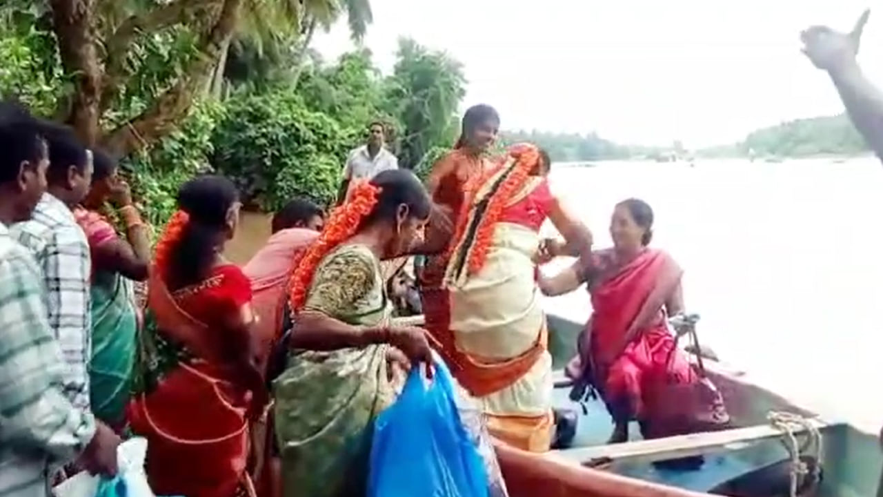 Konaseema: పెళ్లి అవ్వాలంటే.. పడవ ఎక్కాల్సిందే మరి.. పెళ్లి కూతురు సాహసం