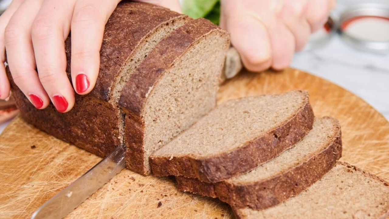 ఖాళీ కడుపుతో బ్రెడ్ తినడం మన ఆరోగ్యానికి హానికరంగా ఉంటుంది. బ్రెడ్‌లో కార్బోహైడ్రేట్లు, ఉప్పు, చక్కెర వంటి అనేక పదార్థాలు ఉంటాయి. ఇది మీ జీర్ణవ్యవస్థను బలహీనపరుస్తుంది. జీర్ణక్రియ సరిగా లేకపోతే మీరు మలబద్ధకం, గ్యాస్ వంటి సమస్యలను ఎదుర్కొంటారు. 