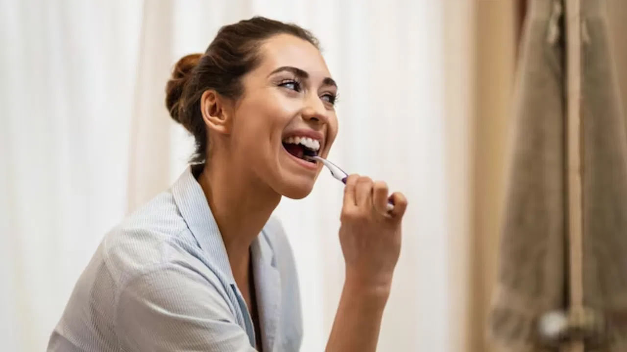 బ్రష్ చేసిన వెంటనే నీళ్ళు మాత్రమే కాకుండా టీ, కాఫీ లేదా మరేదైనా పానియం తాగడం మానుకోవాలి. ఈ ఒక్క అలవాటు మీ దంతాలను బలంగా ఆరోగ్యంగా ఎక్కువ కాలం ఉంచడంలో సహాయపడుతుంది. కాబట్టి బ్రష్ చేసిన వెంటనే నీరు తాగవద్దు. బ్రష్ చేసిన తర్వాత కనీసం 15 నిమిషాల తర్వాత మాత్రమే ఏదైనా తాగాలి. ఇది ఆరోగ్యకరమైన చిరునవ్వును కాపాడుకోవడానికి కూడా సహాయపడుతుంది.