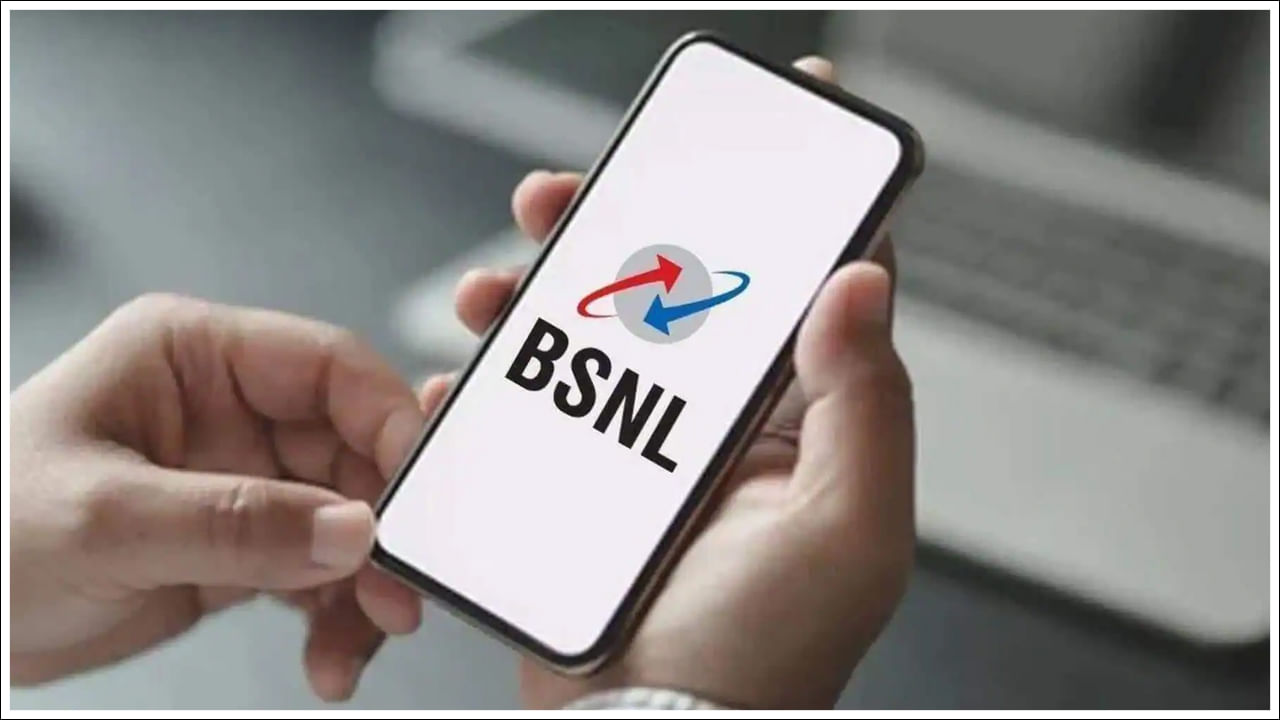 BSNL: ప్రభుత్వ టెలికాం సంస్థ అయిన బీఎస్ఎన్ఎల్ వినియోగదారులను ఆకట్టుకునేందుకు చౌకైన ప్లాన్లను తీసుకువస్తోంది. ఇటీవల ఫ్రీడమ్ ఆఫర్ను తీసుకువచ్చిన విషయం తెలిసిందే. ఈ ఆఫర్ మరో మూడు రోజుల్లో ముగియనుంది. అంటే సెప్టెంబర్ 15వ తేదీ వరకు ఈ ఆఫర్ అందుబాటులో ఉండనుంది. ఈ ప్లాన్ కొత్త సిమ్ తీసుకునేవారికి మాత్రమే. కేవలం 1 రూపాయితోనే సిమ్ కొనుగోలు చేసి 30 రోజుల వ్యాలిడిటీ, ప్రతి రోజు 2జీబీ డేటా, అపరిమిత కాల్స్, ఎస్ఎంఎస్లను పొందవచ్చు. స్వాతంత్ర్య దినోత్సవం సందర్భంగా BSNL ఒక ప్రత్యేక ఆఫర్ను ప్రవేశపెట్టింది.