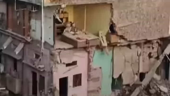 ఢిల్లీలో ఒక్కసారిగా కూలిన భవనం వీడియో ఢిల్లీలో ఒక్కసారిగా కూలిన భవనం వీడియో